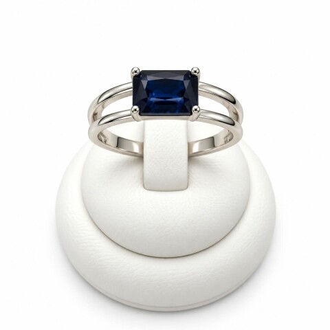 Anillo con Zafiro central talla baguette Anillo con Zafiro central talla baguette