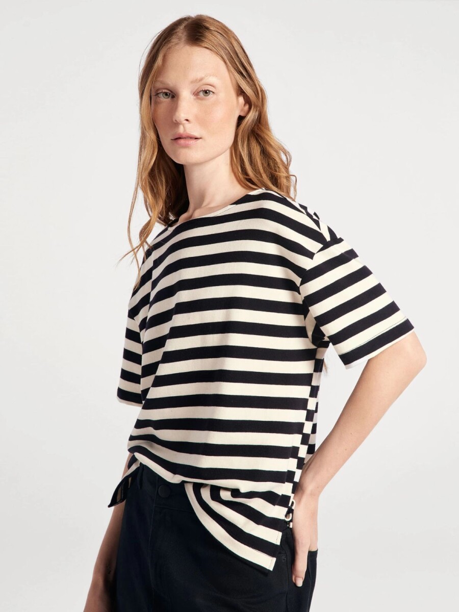 CAMISETA MODELO REGULAR A RAYAS - MULTICOLOR 