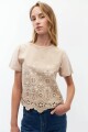 Remera escote base con estampa beige