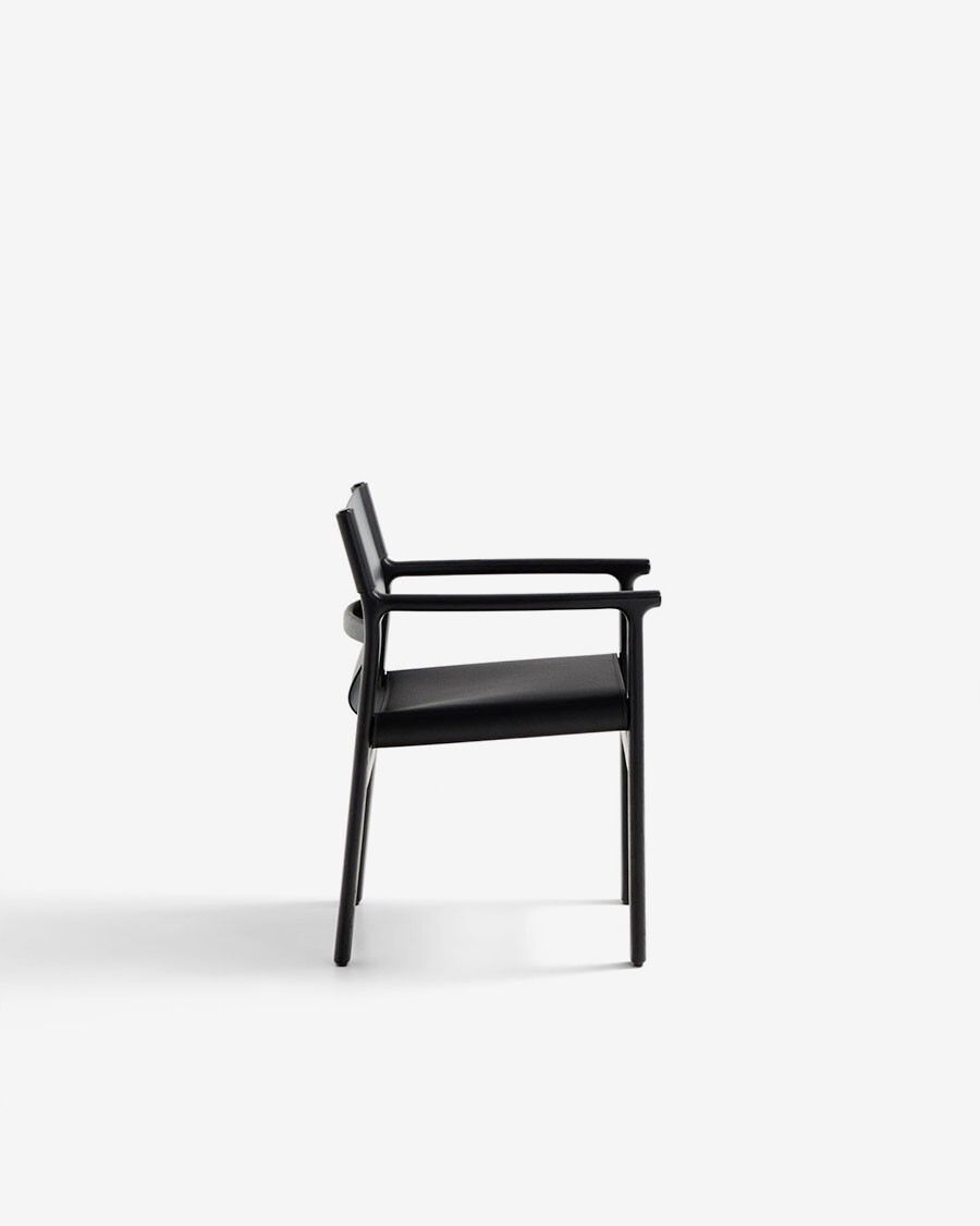 Silla Jan de fibras de cuero reciclado negro y madera maciza de fresno con acabado negro FSC 100% Silla Jan de fibras de cuero reciclado negro y madera maciza de fresno con acabado negro FSC 100%