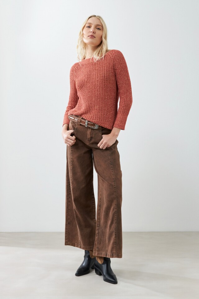 Sweater cinta con ruedo curvo lacre
