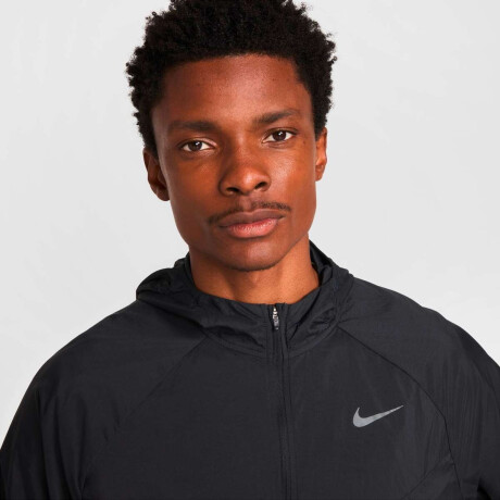 Campera Nike Uv Rpl Stride de Hombre Negro