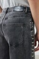Jean wide leg con tachas Sade gris oscuro