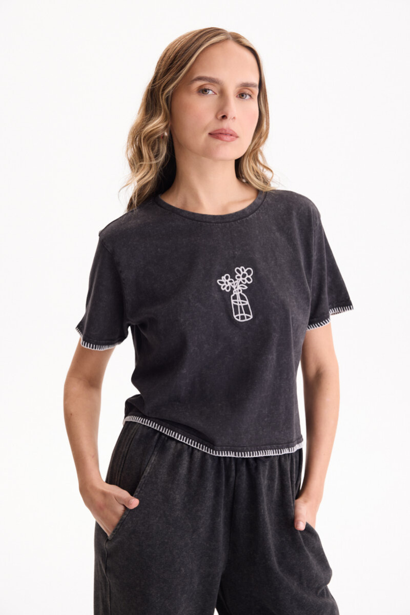 Remera Vase Negro