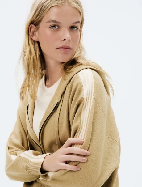 CAMPERA DE PUNTO CON CAPUCHA BEIGE