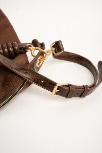 Cartera Con Charm Chocolate