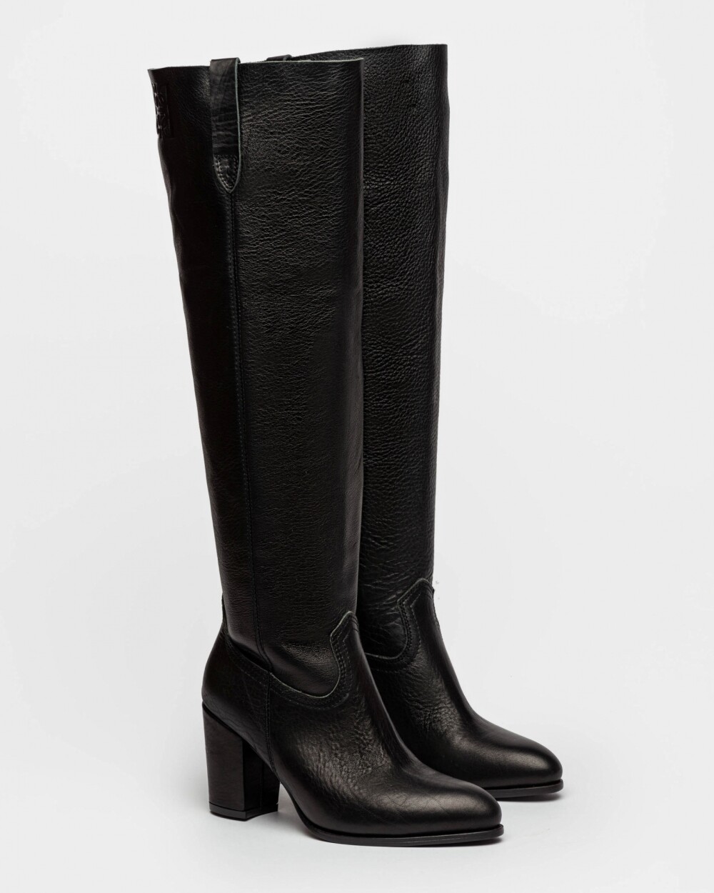 Bota Caña Alta Onassis En Cuero Graneado Negro