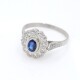 Anillo en platino, zafiro y brillantes. Anillo en platino, zafiro y brillantes.