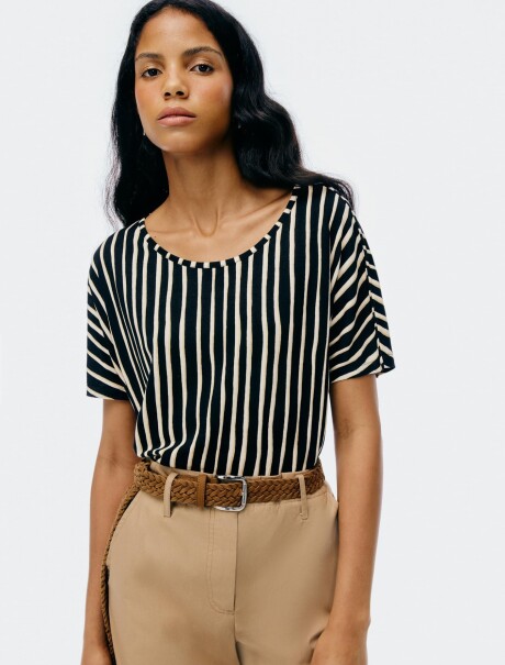 BLUSA MANGA CORTA ESTAMPADA NEGRO