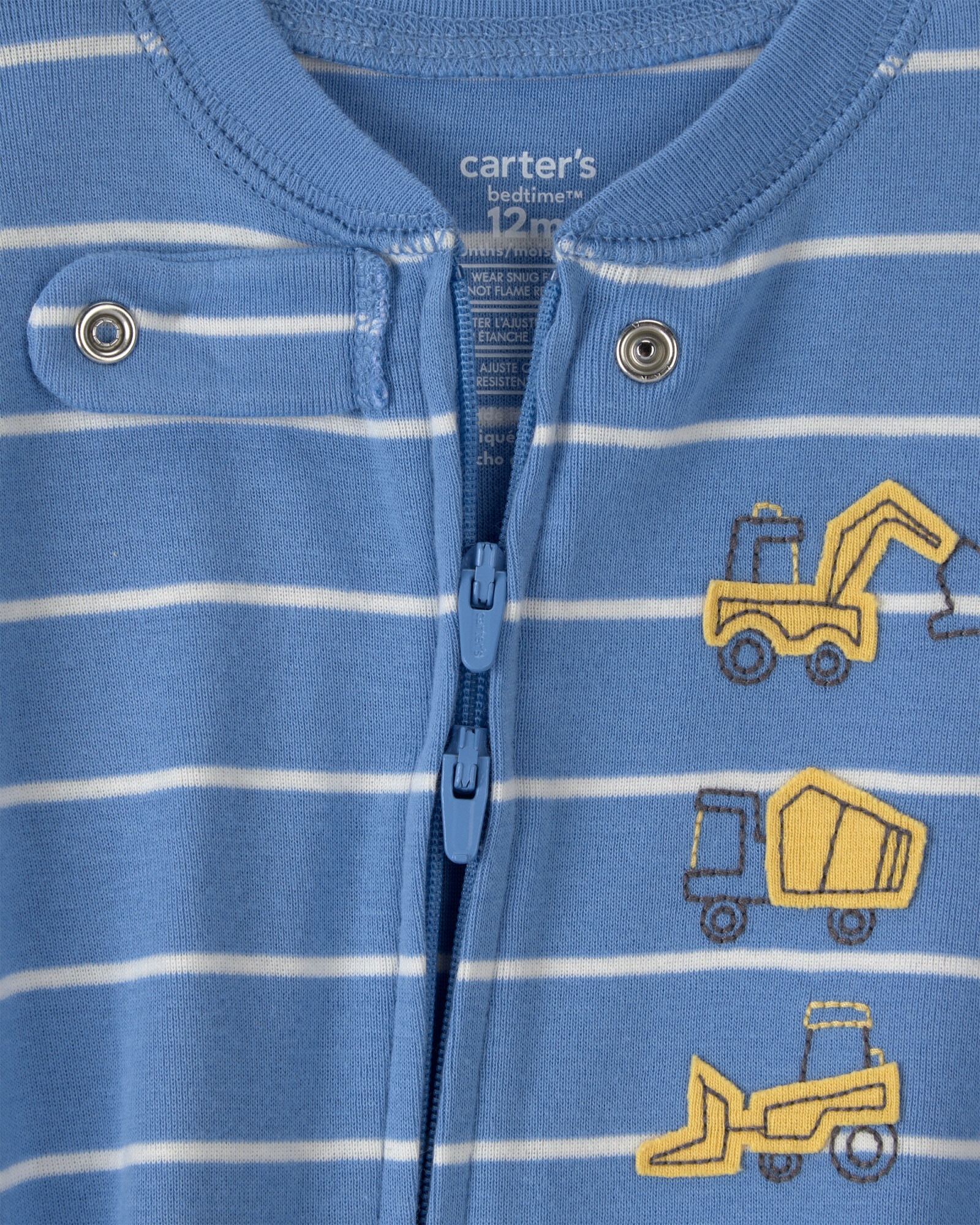Pijama enterito de algodón con pie, azul, estampa camiones de construcción. Talles 12-24M Sin color