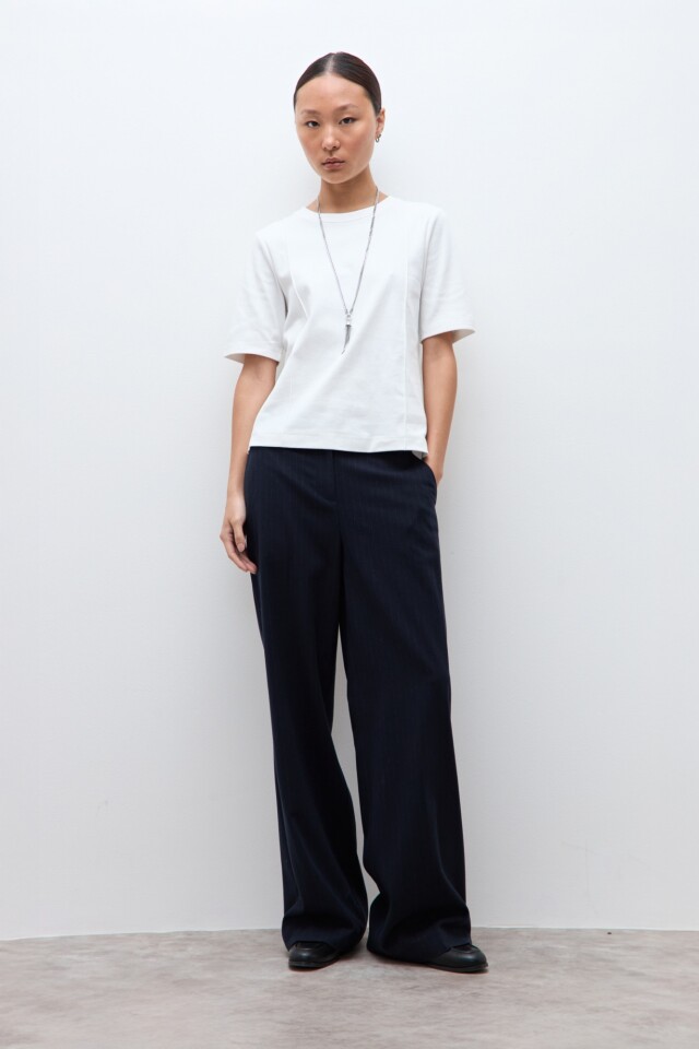 Remera con cortes verticales blanco