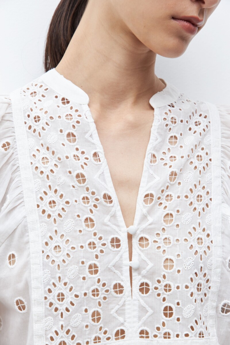 Blusa bordada con broderie blanco