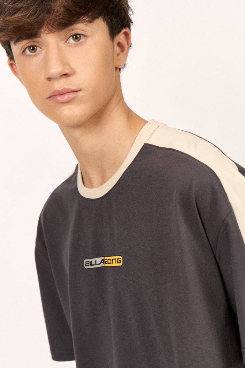REMERA SPEC ICON OVER TEE BOYS J-negro