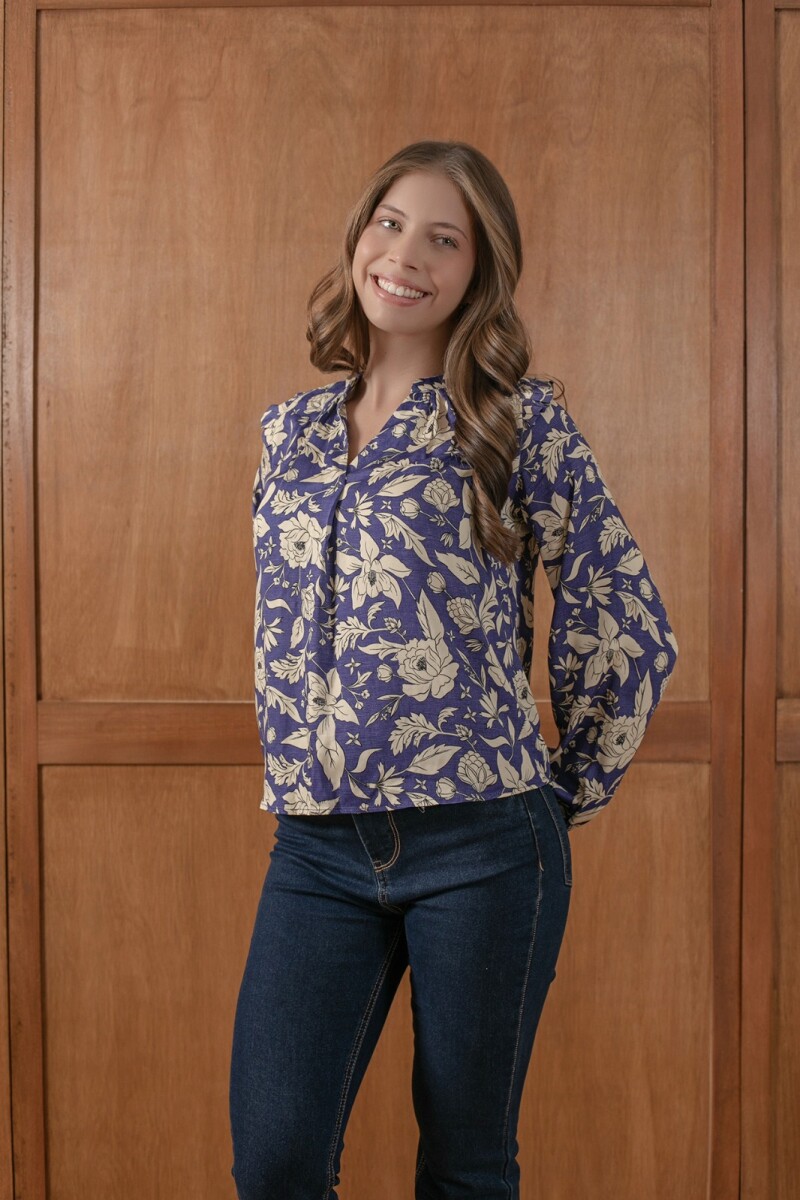 Blusa Estampada. Azul con flores.