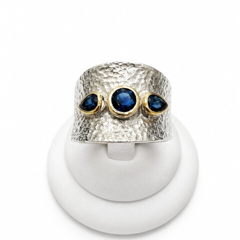 Anillo plata y lamina de oro martillado con zirconias Anillo plata y lamina de oro martillado con zirconias