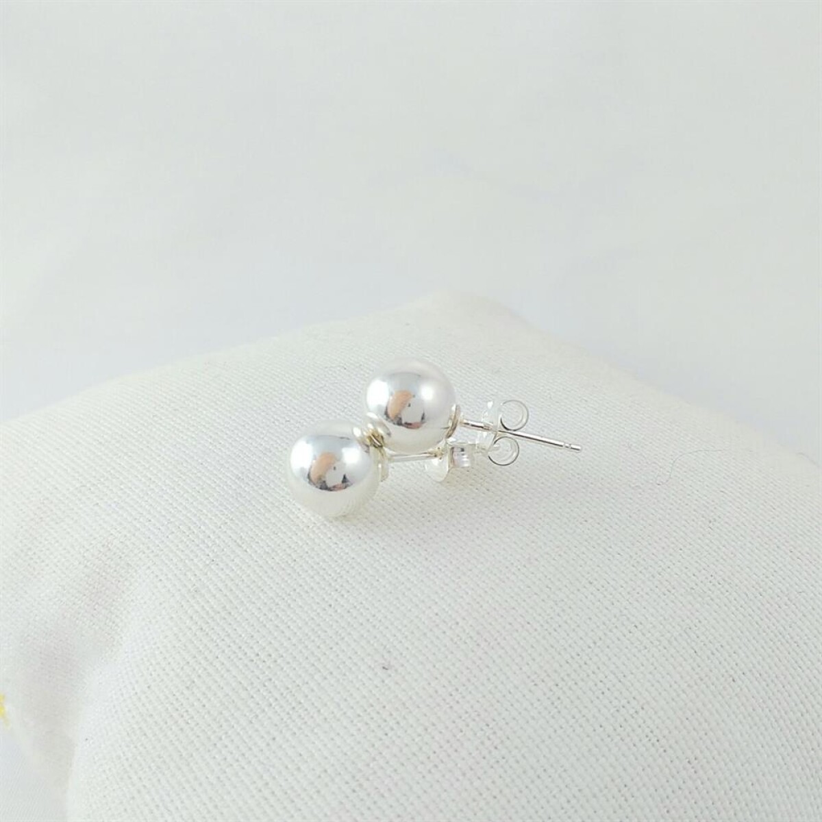 Caravanas de plata 925, perla en plata de 8 mm., sistema de perno y mariposa a presión. 