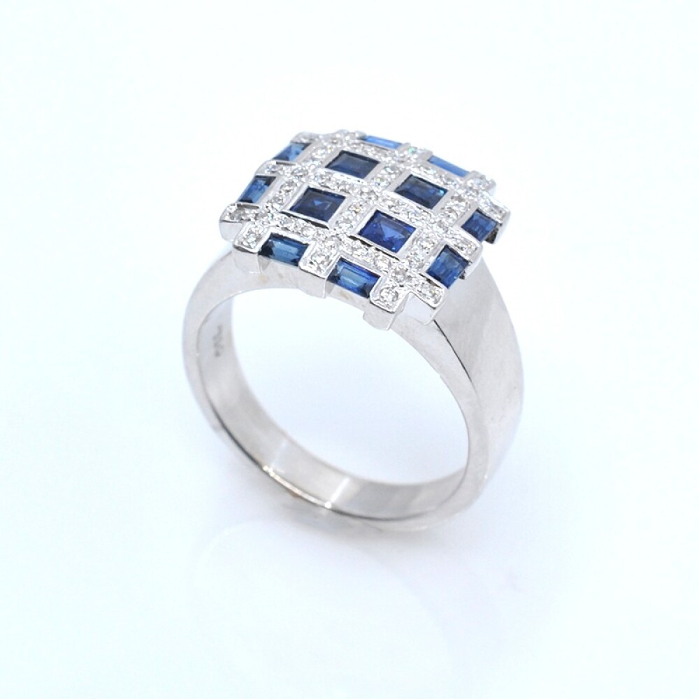 Anillo en oro 18k blanco, brillantes y zafiros. Anillo en oro 18k blanco, brillantes y zafiros.