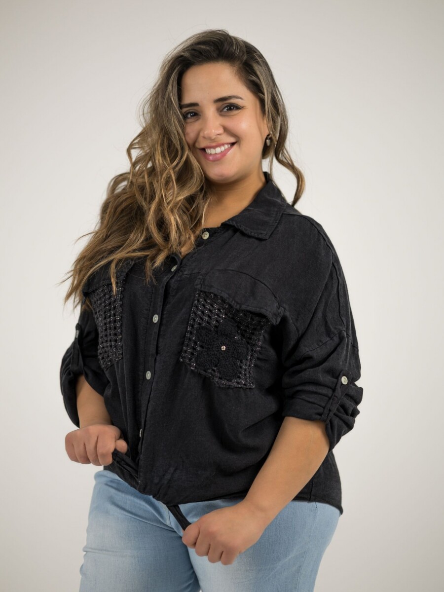 Camisa de lino con flor bordada en bolsillo Negra