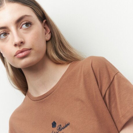 REMERA LE MARAIS Marrón Corteza
