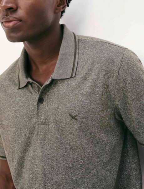 POLO MASCULINA BÁSICA EN TELA TEXTURIZADA GRIS