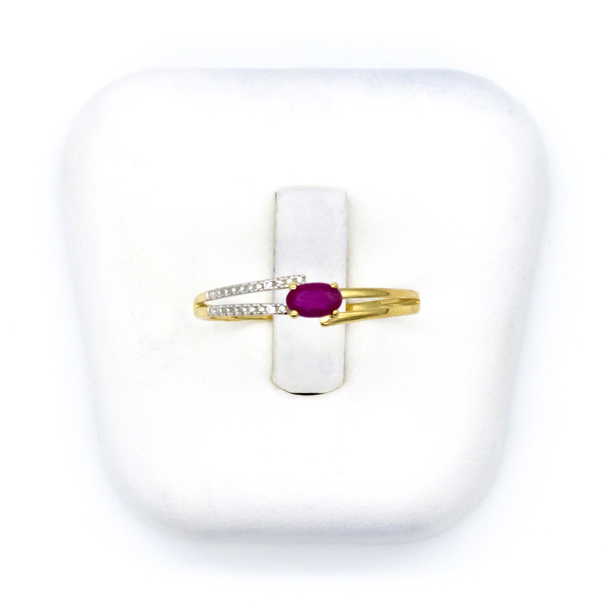 Anillo de oro 9 ktes con circonias y rubí. 