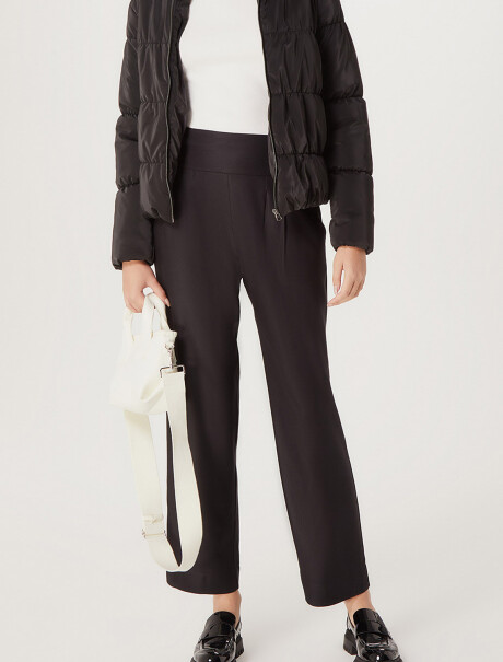PANTALÓN MODELO CARROT NEGRO