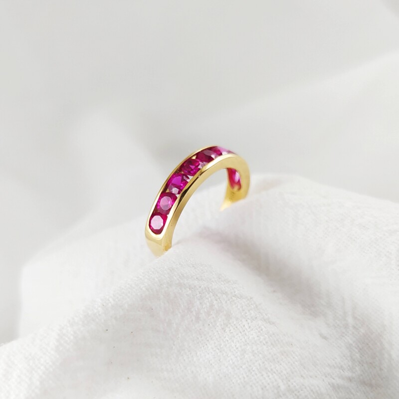 Anillo Medio Sin Fin en 18k con rubies Anillo Medio Sin Fin en 18k con rubies