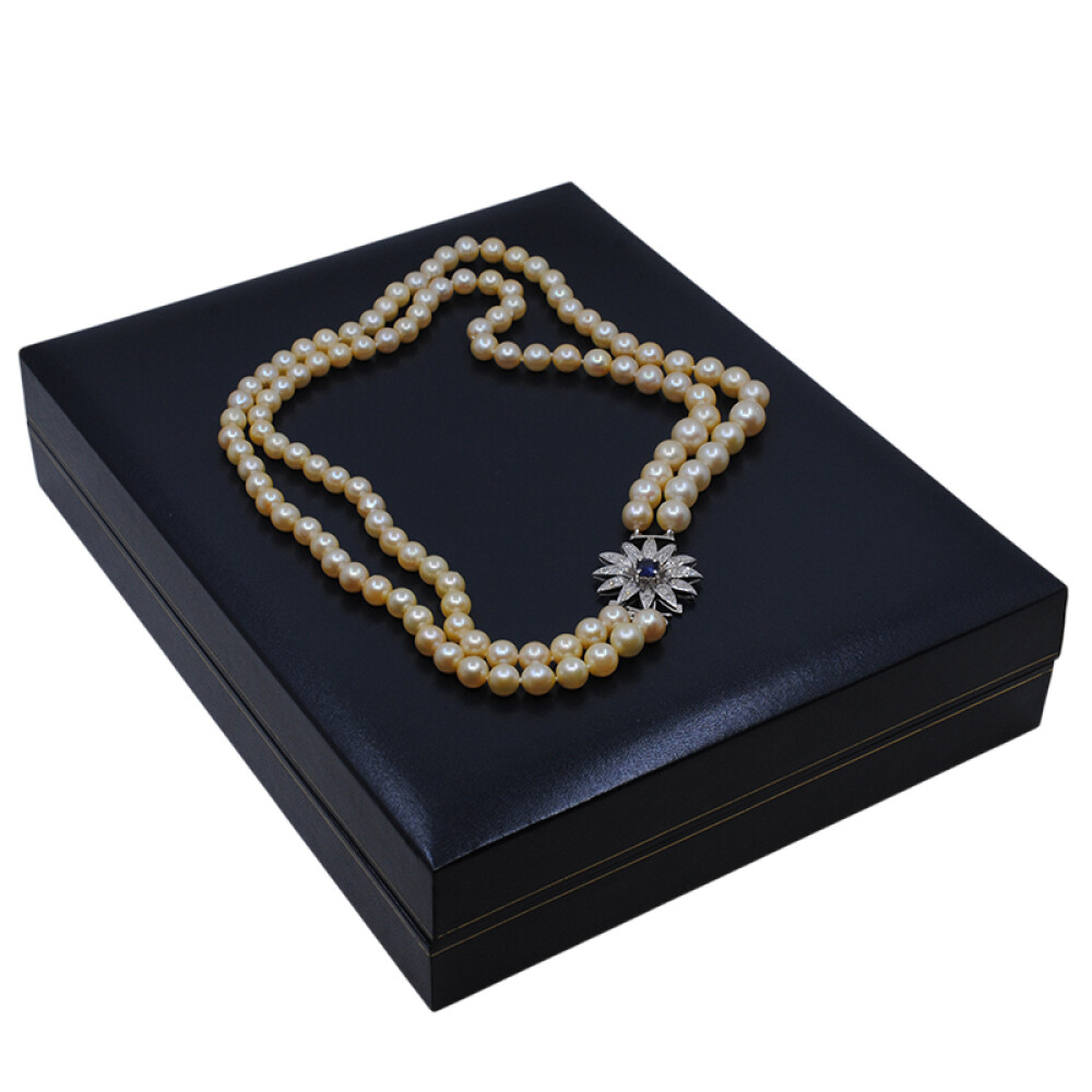 Collar de perlas mayor a menor con broche en oro 18k blanco, zafiro azul y brillantes Collar de perlas mayor a menor con broche en oro 18k blanco, zafiro azul y brillantes