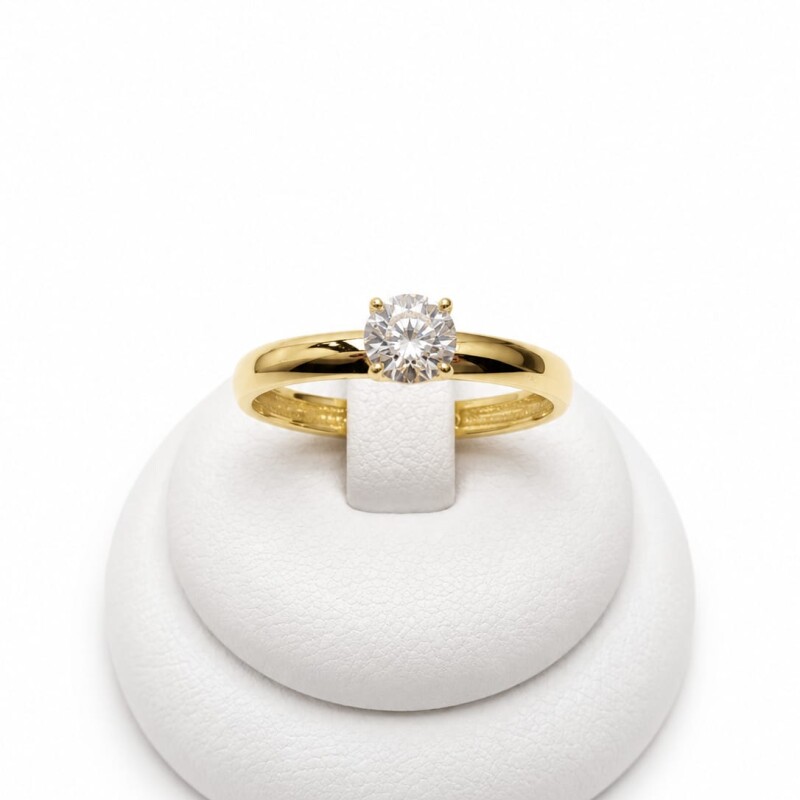 Anillo solitario con Zirconia central Anillo solitario con Zirconia central
