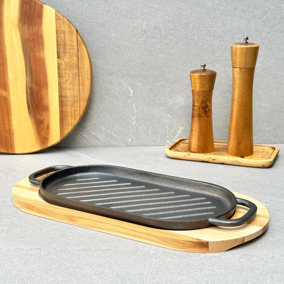 Plancha Hierro Fundido Con Base Madera Largo 36cm x Ancho 16cm 