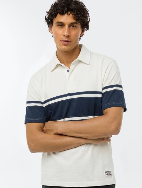 POLO CON ESTAMPADO BLANCO