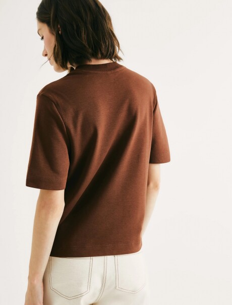 CAMISETA BÁSICA MANGA CORTA MARRÓN