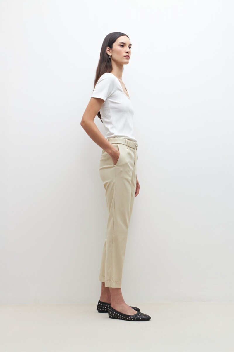 Pantalón con cinto beige