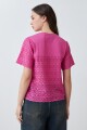 Remera con broderie fucsia
