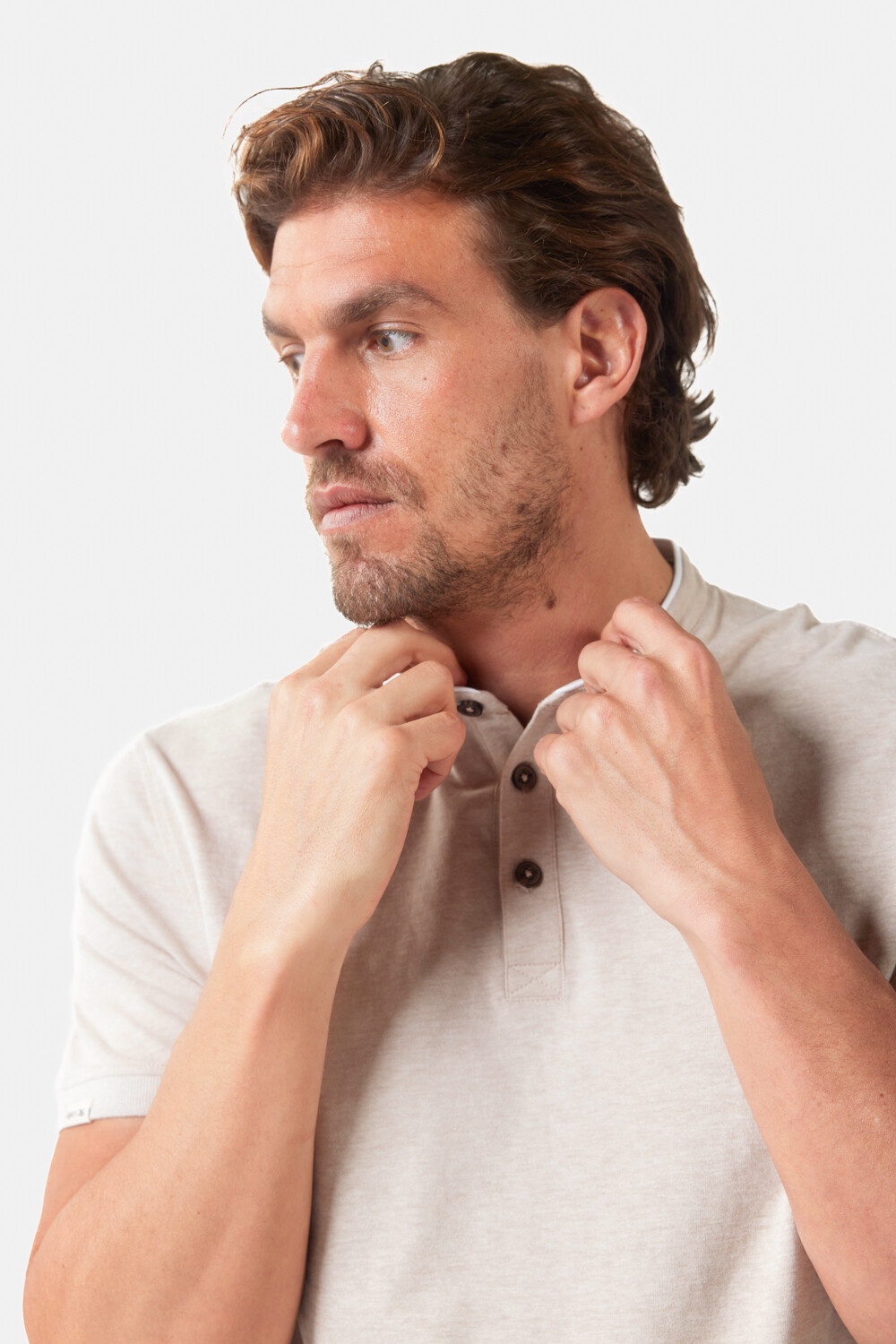 REMERA LISA CUELLO MAO Beige