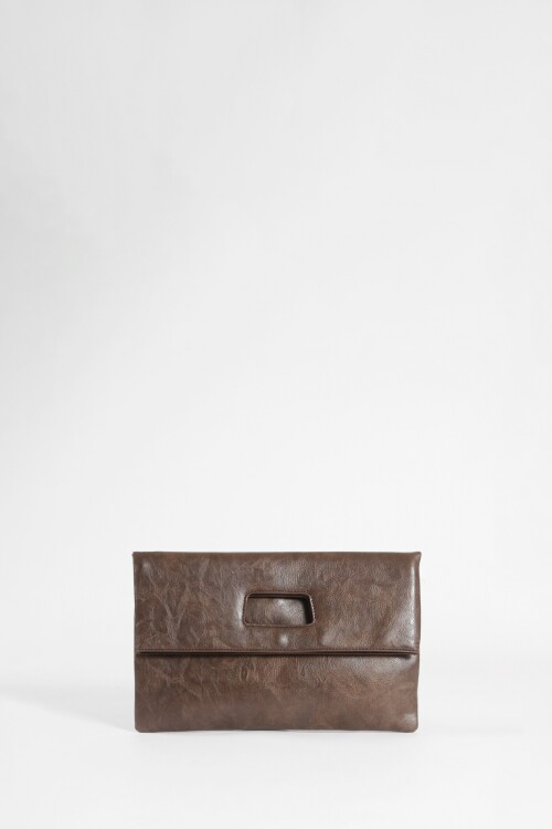 Sobre bandolera con correa removible marrón