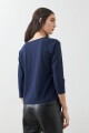Remera escote en V con broderie azul marino