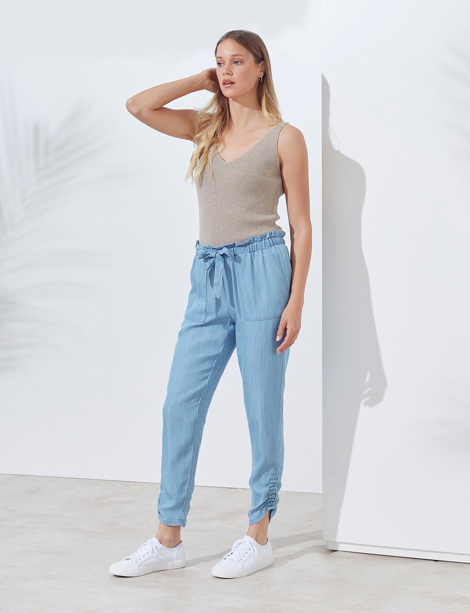 Jeans con lazo en la online cintura