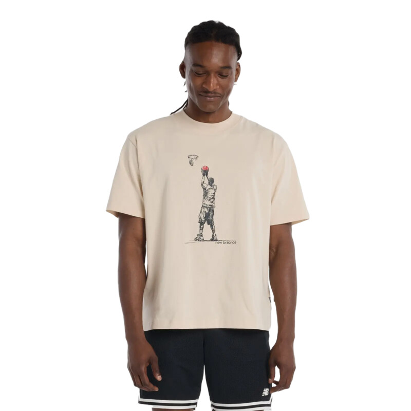 Remera New Balance Hoops Player - Beige Remera New Balance Hoops Player - Beige