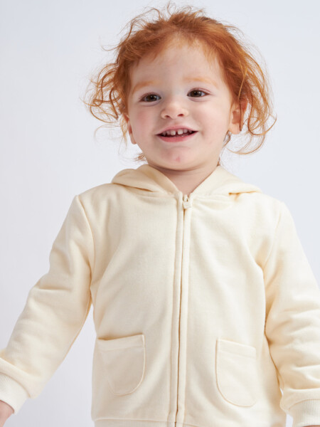 Campera deportiva liviana Crema