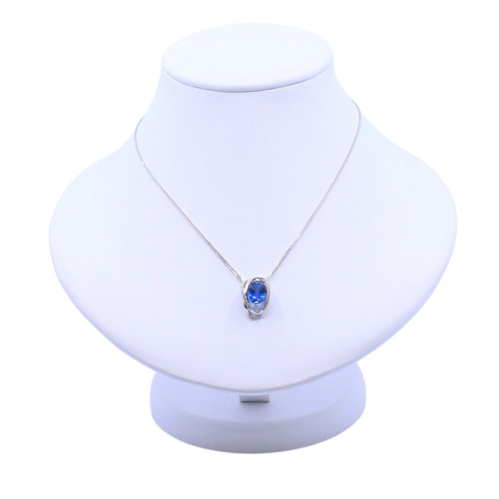 Colgante oro 18k blanco con zafiro azul oval y brillantes. Colgante oro 18k blanco con zafiro azul oval y brillantes.