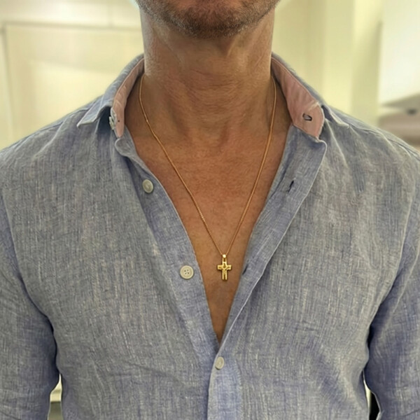 Cruz Biselada con Cristo de oro amarillo 18k Cruz Biselada con Cristo de oro amarillo 18k