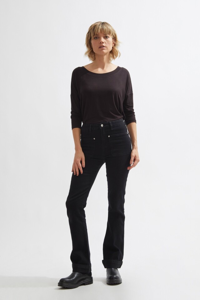 Jean bootcut con bolsillos negro
