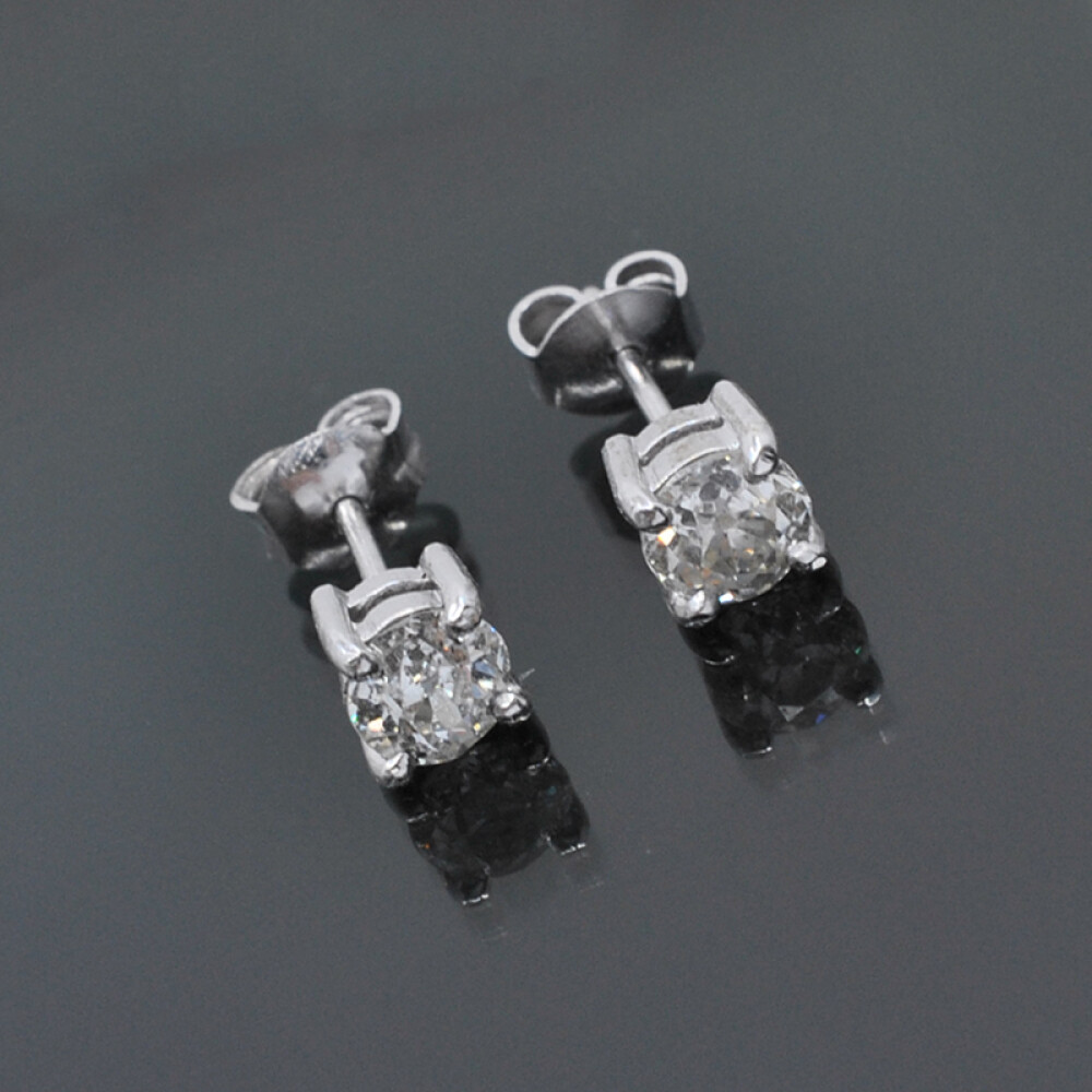 Caravanas en oro 18k blanco y brillantes. Caravanas en oro 18k blanco y brillantes.