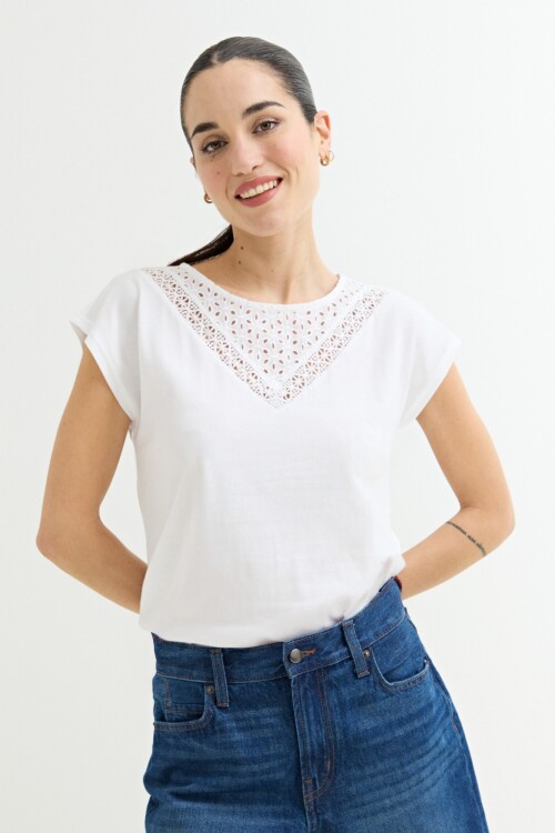 Remera con detalle en broderie BLANCO