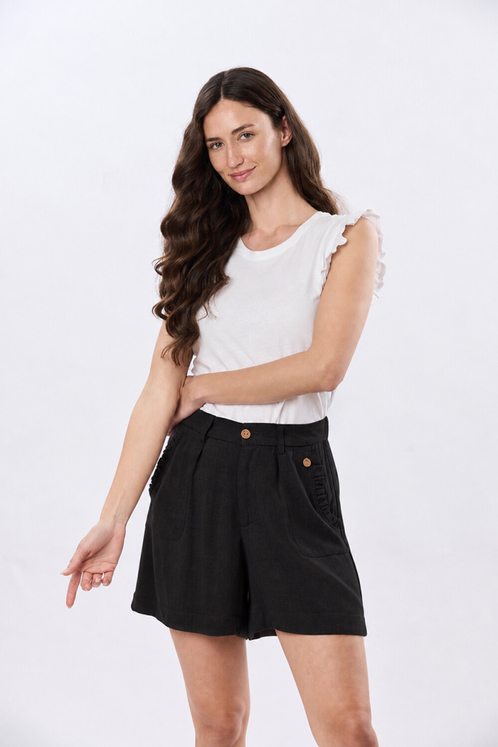 SHORT DE LINO CON VOLADO Negro