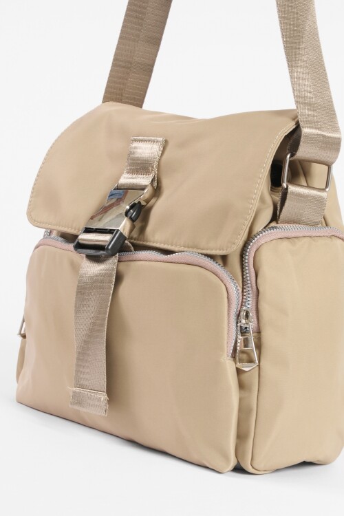 Bandolera de tela con tapa y hebilla beige