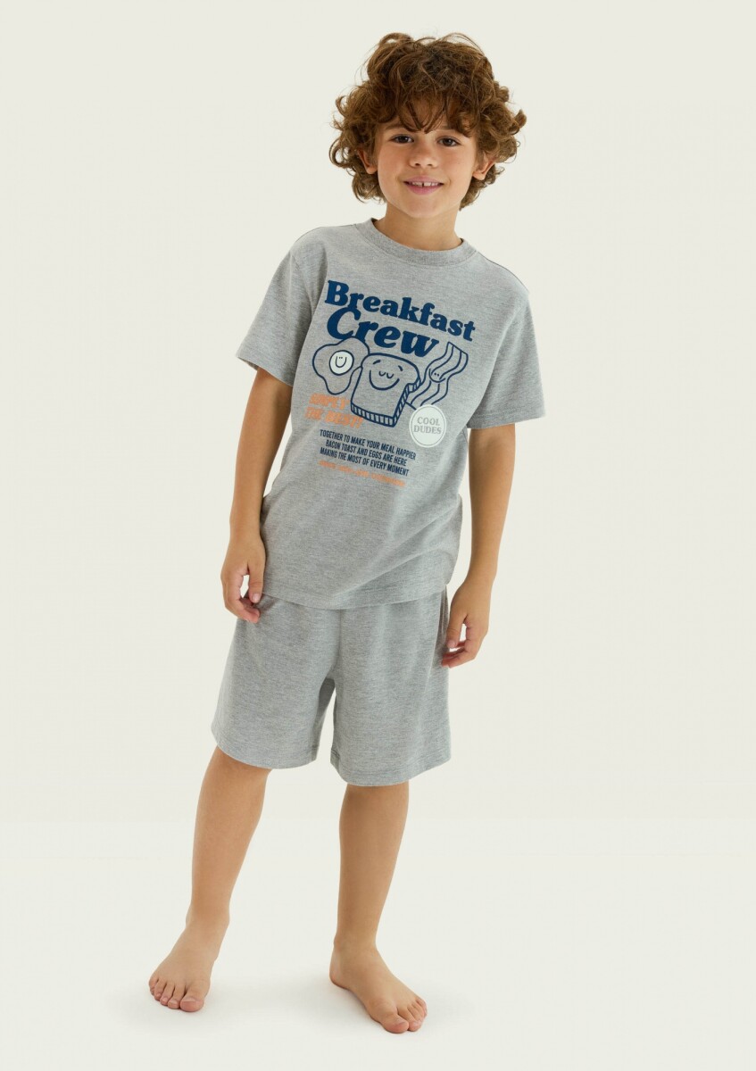 PIJAMA INFANTIL CON ESTAMPA Y BERMUDA - GRIS 