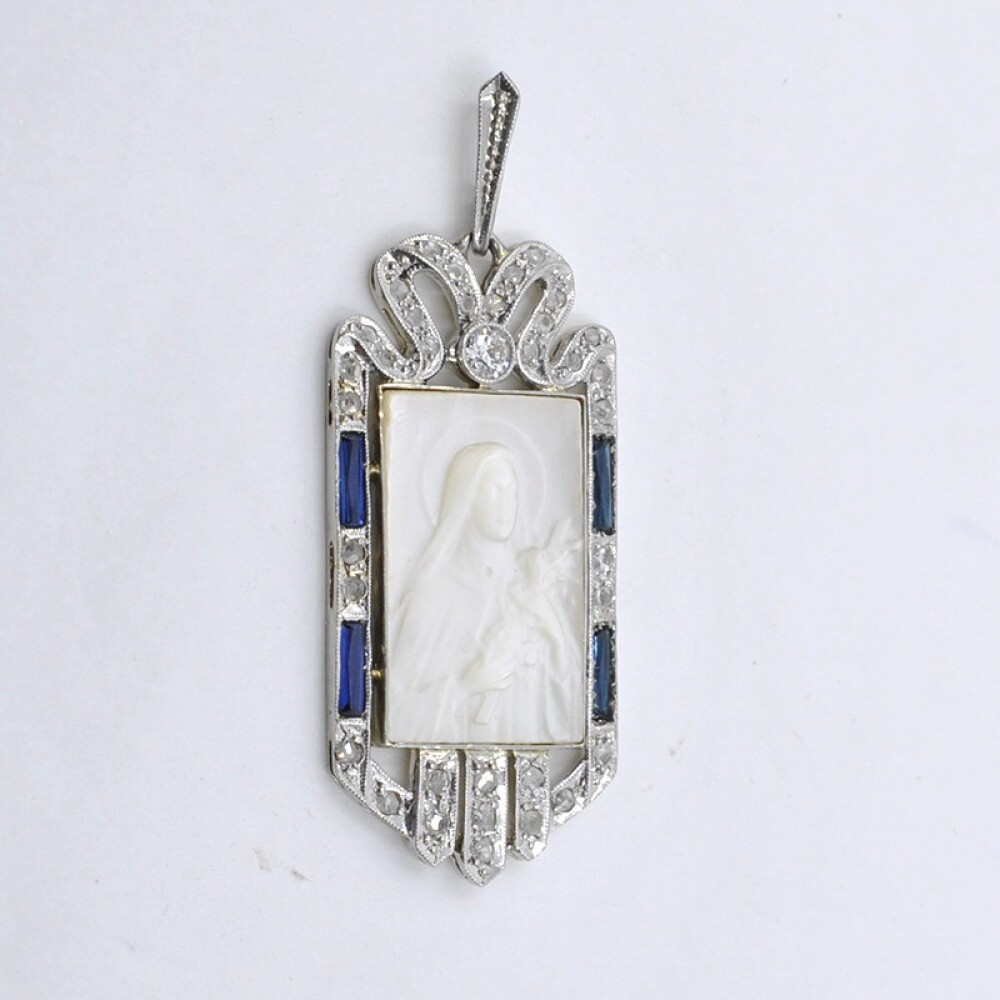 Medalla En Oro 18 Con Imagen De La Virgen En Madre Perla, Brillante, Diamantes Y Zafiros Sinteticos Medalla En Oro 18 Con Imagen De La Virgen En Madre Perla, Brillante, Diamantes Y Zafiros Sinteticos