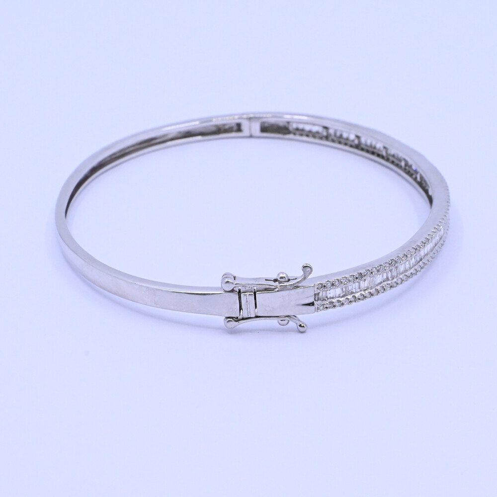 Pulsera oro 18k blanco con brillantes trapecio y redondos. Pulsera oro 18k blanco con brillantes trapecio y redondos.